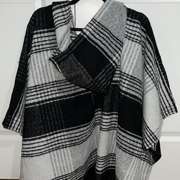 Express • Poncho - Picture 2 of 4